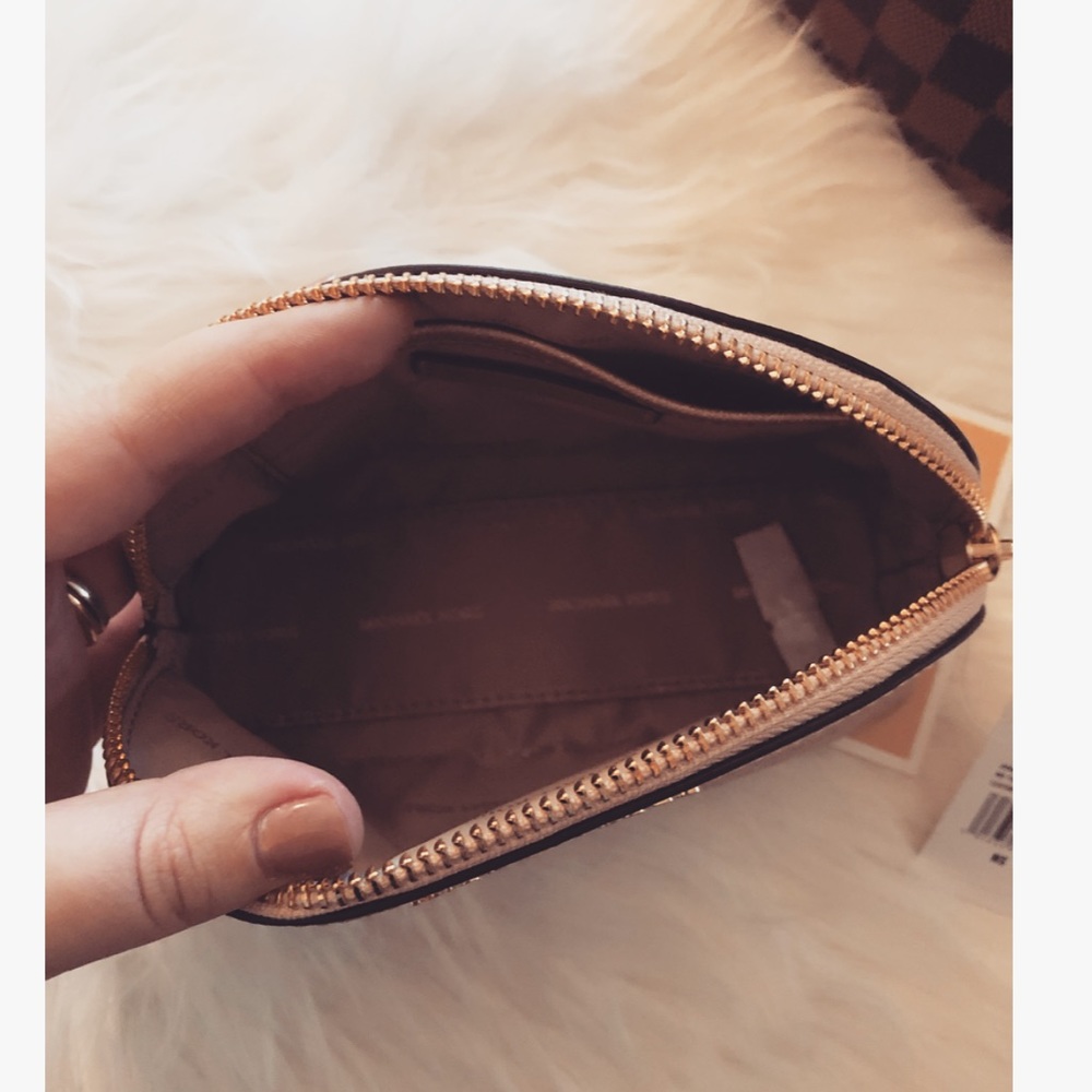 ✨SOLD✨[michael kors] pouch - Picture 5 of 8